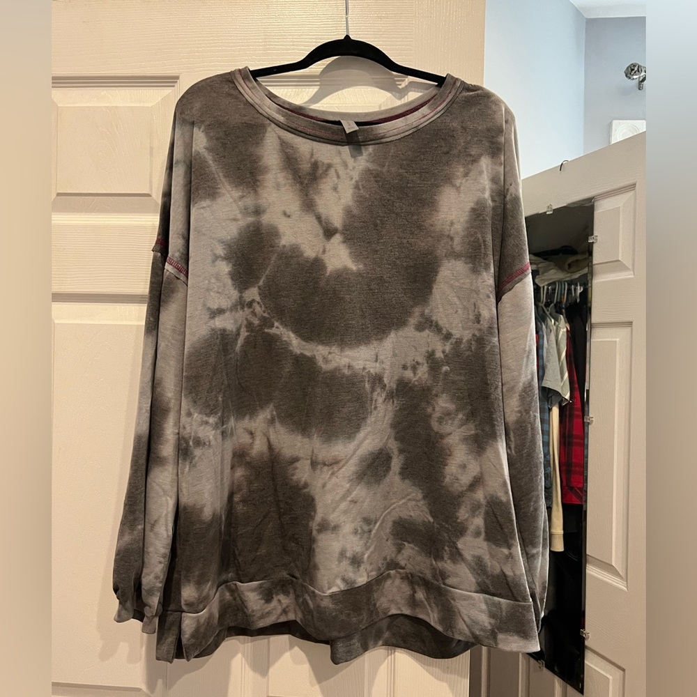 Gray tie dye style sweater, plus size XXXL, lightly worn, great condition.